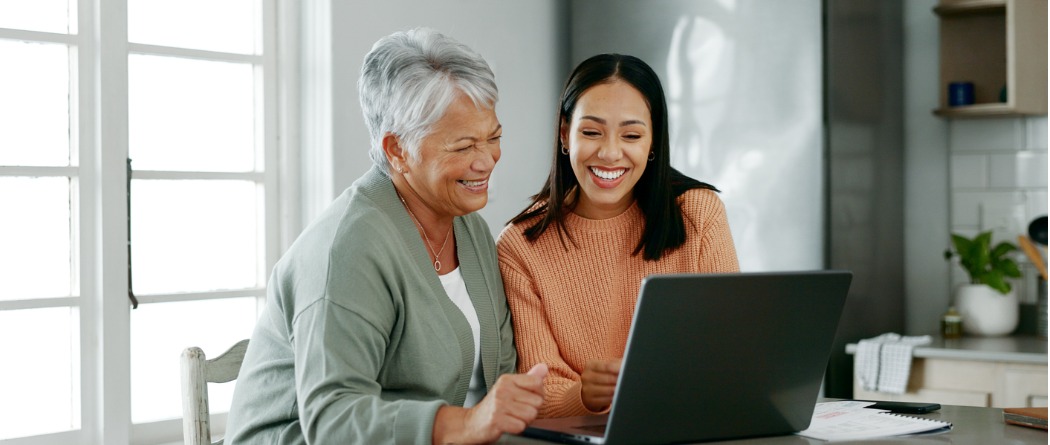 2 women looking at a laptop